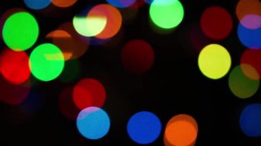 Çelenk, arka plan ışıklar. Bokeh etkisi. Noel ağacı parlayan ışıkları. Kış tatil görüntüleri.