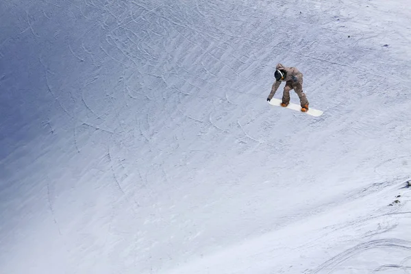 Snowboarder Che Vola Sullo Sfondo Del Pendio Innevato Sport Invernali — Foto Stock