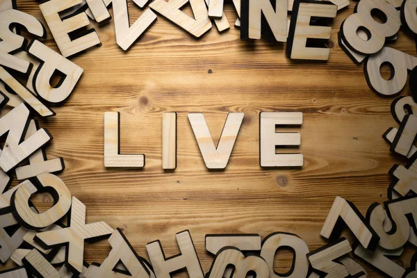 Palabra Vivo Hecha Con Letras Bloque Sobre Tabla Madera — Foto de Stock