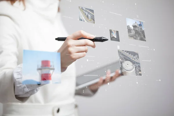 Jeune Femme Travaillant Avec Une Interface Virtuelle Ingénieur Technologue Gestion — Photo