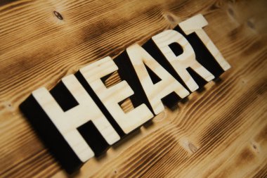 Yapı taşları ahşap tahta üzerinde yapılan kalp kelime.