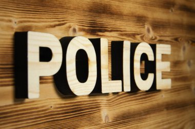 Yapı taşları ahşap tahta üzerinde yapılan polis kelime.