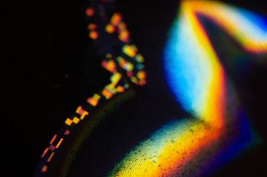 Neon gökkuşağı koyu arka plan üzerinde. Soyut renkli gradyan. Modern holografik arka plan. Fütüristik şablonu.