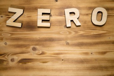 Ahşap tahta üzerinde ahşap blok harflerin sıfır kelime yapılmış.