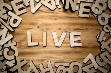 Blok ahşap tahta üzerinde yalan harflerle yapılan kelime yaşamak