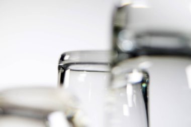 Beyaz zemin üzerinde üç boş atış gözlük yakın çekim.