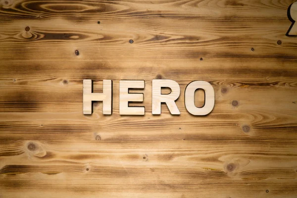 HERO palabra hecha de letras de bloques de madera en tablero de madera —  Fotos de Stock