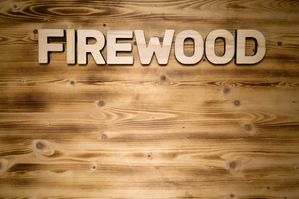 Slovo dřevo vyrobené z dřevěných hůlkovým písmem na dřevěné desce. — Stock fotografie