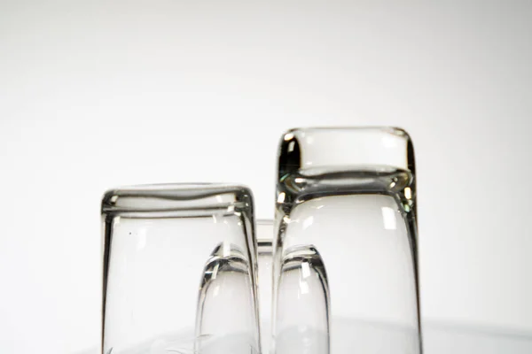 Trois verres vides sur fond blanc . — Photo