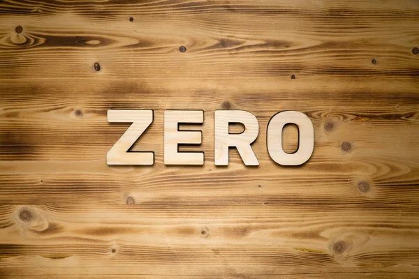 ZERO mot fait de lettres en bois sur une planche de bois — Photo