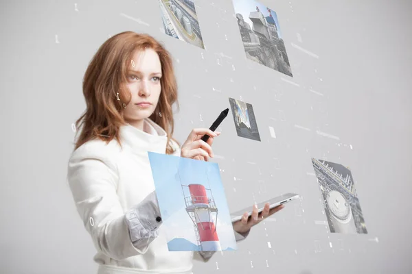 Mujer joven que trabaja con interfaz virtual. Ingeniero-tecnólogo . — Foto de Stock