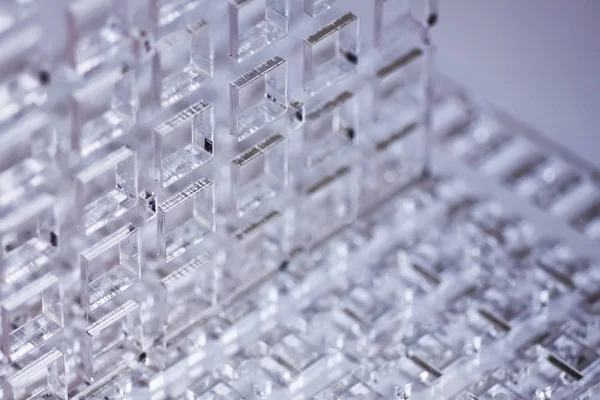 Antecedentes abstractos de alta tecnología. Detalles de plástico transparente o vidrio. Corte por láser de plexiglás . — Foto de Stock