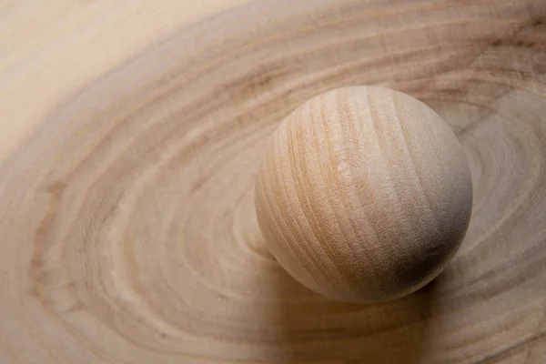Bola de madeira sobre fundo de madeira com anéis anuais. Peças de madeira close-up . — Fotografia de Stock