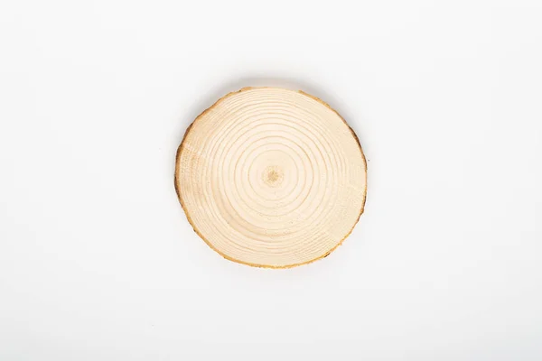 Pine tree průřez s letokruhy na bílém pozadí. Dřevo kus detail, pohled shora, izolované. — Stock fotografie