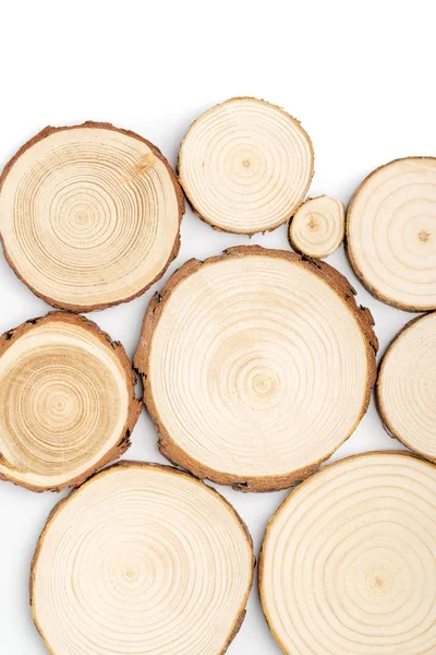 Secções transversais de pinheiro com anéis anuais sobre fundo branco. Peça de madeira close-up, vista superior . — Fotografia de Stock