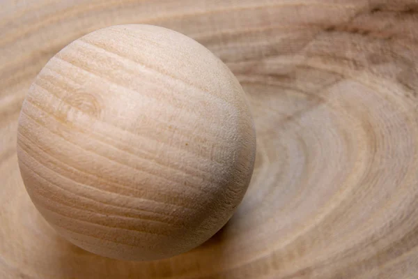 Bola de madera sobre fondo de madera con anillos anuales. Piezas de madera de primer plano . —  Fotos de Stock