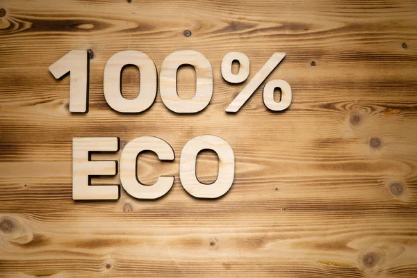 100 Prozent Öko-Wörter aus Holzbuchstaben auf Holzbrett. — Stockfoto