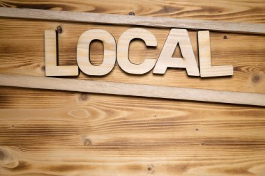 Tahta tahtadaki ahşap harflerden oluşan LOCAL kelimesi.