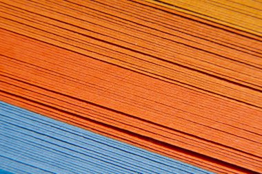 Renkli bir fon olarak renkli kağıt şeritler. Bir arka plan üzerinde renkli kağıt.