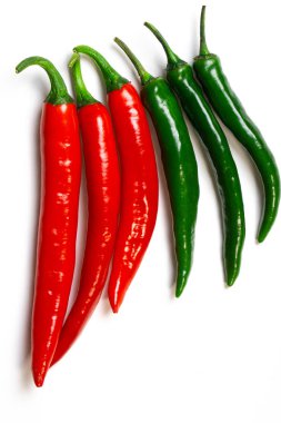 Beyaz zemin üzerine yeşil ve kırmızı biber görünümü top. Baharatlı yemekler için.