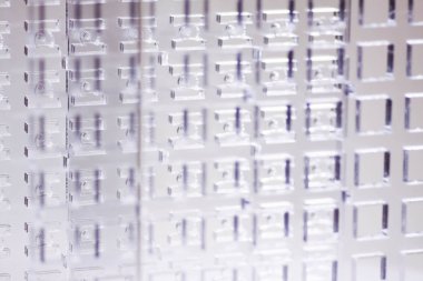 Yüksek teknoloji arka plan. Şeffaf plastik ya da cam delik dışarı kesim ile bir sayfası. Lazer kesim pleksiglas.