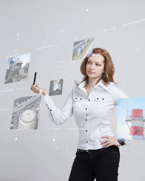 Ung kvinna som arbetar med virtuella gränssnitt. Ingenjör-teknolog. — Stockfoto