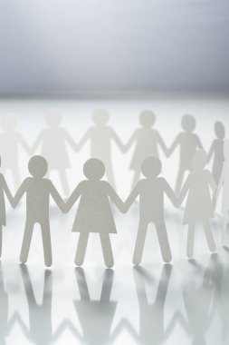 Beyaz yüzey üzerinde el ele tutuşarak kağıt insanların daire. Topluluk, sendika kavramı. Toplum ve destek.
