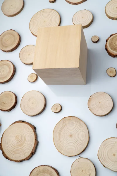 Pine tree průřezy s letokruhy a dřevěné kostky na rovině bílý povrch. Dřevo kus detail. — Stock fotografie