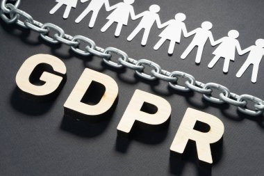 Gdpr harfler insan kağıt rakamlar ve metal zincir önünde. Genel veri koruma kavramı.