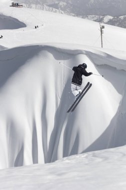 Karlı dağlar üzerinde uçan kayakçı. Aşırı spor, Kayak.