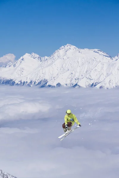 Летающий лыжник на снежных горах. Экстремальный спорт, горнолыжный спорт . — стоковое фото