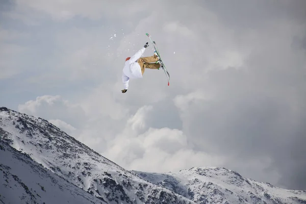 Esquiador voador em montanhas nevadas. Esporte extremo, esqui alpino . — Fotografia de Stock