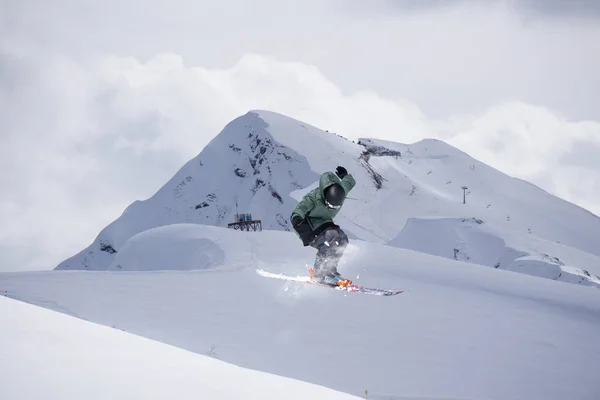 Karlı dağlar üzerinde uçan kayakçı. Aşırı spor, Kayak. — Stok fotoğraf