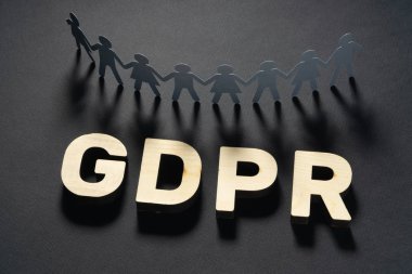 Gdpr harfler insan kağıt rakamlar önünde. Genel veri koruma kavramı.