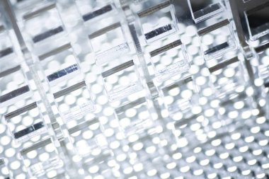 Yüksek teknoloji arka plan. Şeffaf plastik ya da cam delik dışarı kesim ile bir sayfası. Lazer kesim pleksiglas.