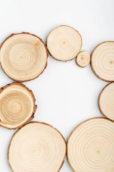 Pine tree dwarsdoorsneden met jaarlijkse ringen op een witte achtergrond. Lumber stuk close-up, bovenaanzicht. — Stockfoto