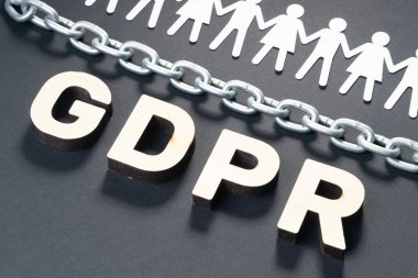 Gdpr harfler insan kağıt rakamlar ve metal zincir önünde. Genel veri koruma kavramı.