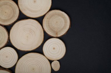 Çam ağacı kesit yıllık halkaları siyah arka plan ile. Parça yakın çekim, üstten görünüm keresteler.