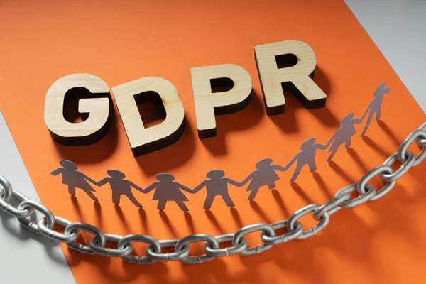 GDPR буквы перед человеческими бумажными фигурками и металлической цепью. Общая концепция защиты данных . — стоковое фото