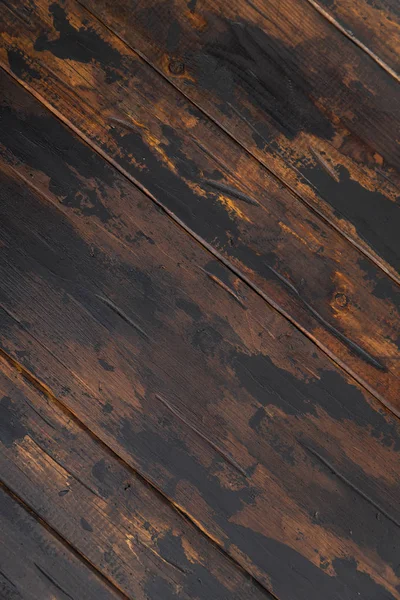 Vieux fond de surface en bois, planches éraflées avec des taches de peinture noire . — Photo