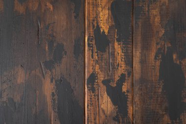 Eski ahşap yüzey arka plan, siyah boya lekeleri ile scuffed panoları.