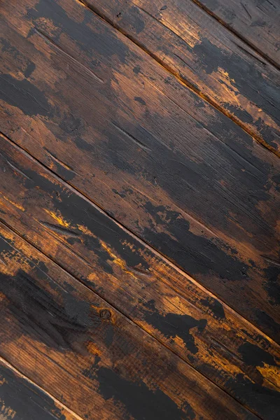 Vieux fond de surface en bois, planches éraflées avec des taches de peinture noire . — Photo