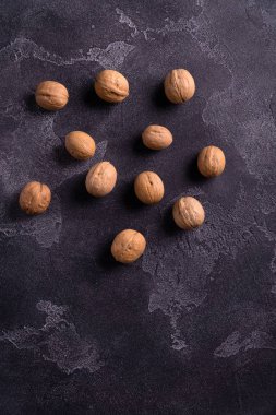 Koyu mavi kayrak arka planda bütün ceviz demet. Sağlıklı beslenme kompozisyonu.