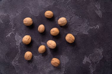 Koyu mavi kayrak arka planda bütün ceviz demet. Sağlıklı beslenme kompozisyonu.