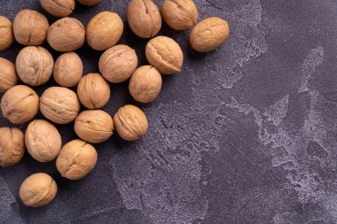 Koyu mavi kayrak arka planda bütün ceviz demet. Sağlıklı beslenme kompozisyonu.