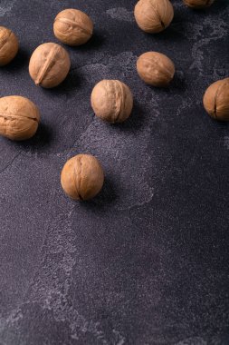 Koyu mavi kayrak arka planda bütün ceviz demet. Sağlıklı beslenme kompozisyonu.