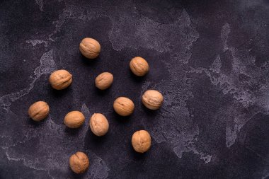 Koyu mavi kayrak arka planda bütün ceviz demet. Sağlıklı beslenme kompozisyonu.