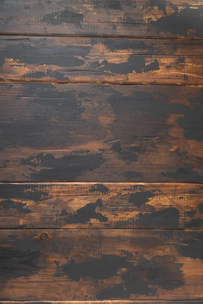 Stare drewniane tło powierzchni, przetasowane deski z czarnym farby plamy. — Zdjęcie stockowe