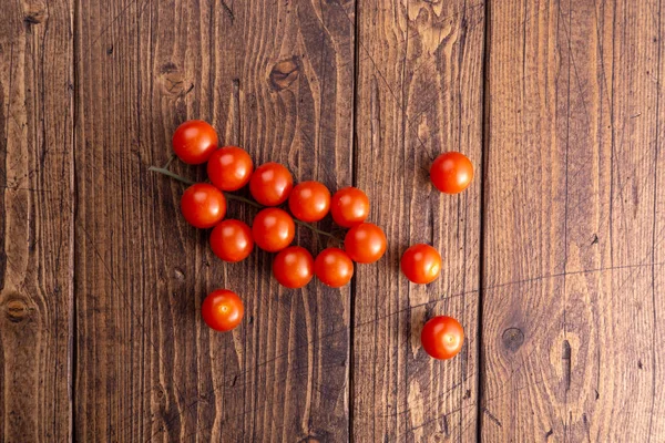 Fresh ripe garden tomatoes on wooden table. Top view with copy space. — Stock Photo, Image