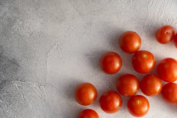Tomates cerises sur table en béton de pierre blanche, vue du dessus avec espace de copie. Ingrédients pour la cuisine . — Photo